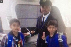 Wan Amran Wan Hussin, el piloto del MH17, junto a sus hijos