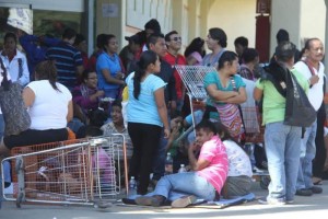 Un grupo de docentes se ubic en la Plaza Comercial Cristal, sobre el Perifrico, y otro ms se tras