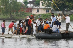 Todos los das, decenas de guatemaltecos y, en general, centroamericanos cruzan a Chiapas en busca d