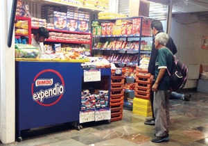 Corporativos venden sus productos casi caducos