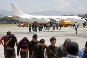 El vuelo chrter de hoy, procedente de Nuevo Mxico, trada deportados a 17 mujeres hondureas adult