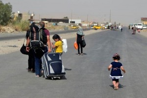 Una familia iraqu deja su ciudad natal de Mosul, caminando hacia Irbil, a las afueras de Mosul, en 