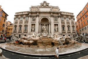 La estructura conecta la plaza de Trevi con el conjunto escultrico de la fuente, sin agua desde que