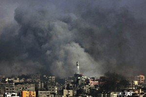 Una columna de humo sale de una zona del barrio de Al Shejaeiya tras el lanzamiento de proyectiles d
