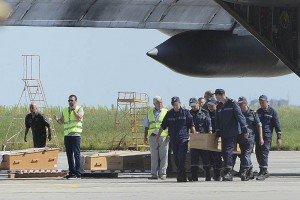 Operarios trasladan un atad con los restos de una vctima del vuelo MH17 de Malaysia Airlines