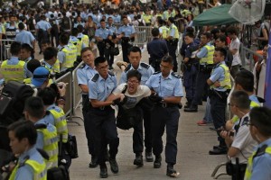 Muchos manifestantes cruzaron sus brazos para resistirse a la polica, pero eran tomados uno a la ve