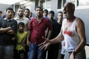 Un hombre llora tras la muerte de su hijo, asesinado por un ataque a�reo israel� a un hospital