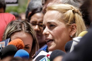 La esposa del l�der opositor venezolano Leopoldo L�pez, Lilian Tintori, conversa con representantes 