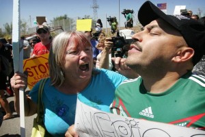 Rivera grit� a los manifestantes anti migraci�n que esas personas 