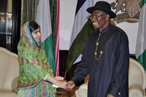 Malala, que sobrevivi a un ataque a tiros de extremistas musulmanes por defender el derecho univers