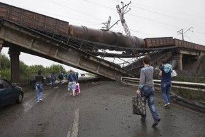 Un puente ferroviario en la regin de Donetsk, fue volado cuando un tren de mercancas circulaba por