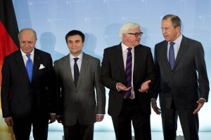 Los ministros de Asuntos Exteriores de Francia, Laurent Fabius (i-d), Ucrania, Pavlo Klimkin, Aleman