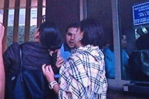 La regidora es captada al momento en que jala del cabello a la reportera