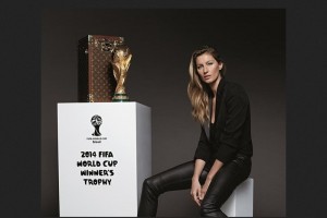 MODA Y FUT. La modelo de las piernas eternas caminar por la cancha hasta dejarla en un atril