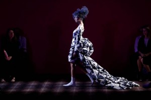 Schiaparelli afianza su alta costura Este segundo desfile tras casi seis dcadas de ausencia, se celebr en una sala de la plaza Vendme