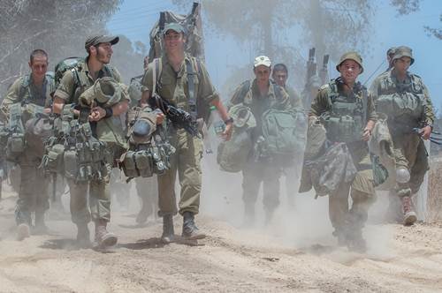 Soldados israeles se dirigen a una zona de concentracin, cerca de la frontera con Gaza, en el da 