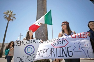 Estadounidenses en contra de la deportacin de migrantes se manifestaron en Los ngeles, donde el pr