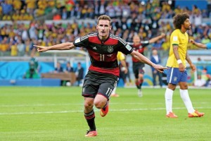 Miroslav Klose se convirti� en el m�ximo romperredes en la historia de los Mundiales al marcar el se