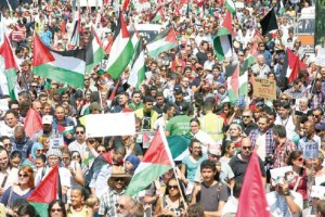 Gaza: pese a tregua, siguen los combates Unas cinco mil personas se manifestaron ayer para mostrar su solidaridad con los palestinos