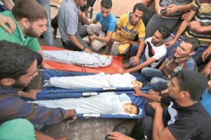 Palestinos junto a los cuerpos de los nios Jihad Esam Shahebar, Fullah Tariq Shahebar y Wasim Esam 