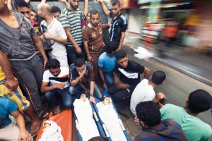 Palestinos rodean los cuerpos de tres nios muertos en un ataque israel en Gaza, al trmino de una 