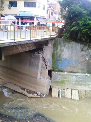 Colapsa puente por lluvias en Naucalpan