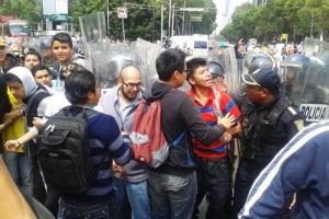 Arriban estudiantes excluidos a oficinas de la SEP Los manifestantes avanzaron, 'encapsulados', luego de que elementos del Agrupamiento de Granaderos d