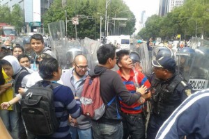 Rien granaderos y estudiantes excluidos en Reforma Elementos del cuerpo de granaderos les impidieron el paso a los manifestantes, por lo que se desat