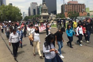 Estudiantes excluidos marchan por Reforma hacia la SEP Los inconformes exigen que se ample la matricula escolar a Nivel Medio y Superior en el IPN y en la