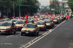 Alistan taxistas protesta en Eje Central Aproximadamente 200 taxistas se renen en Eje Central Lzaro Crdenas, a la altura de Circuito Inter