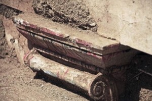 La tumba fue encontrada en un montculo en Anfpolis, y presumiblemente es de la poca del reinado d