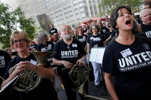 Msicos protestaron afuera del Lincoln Center tocando sus instrumentos y portando camisetas negras q
