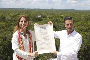 El mandatario de Mxico, Enrique Pea Nieto (d) y la representante de la Organizacin de Naciones Un