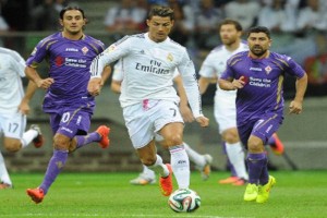 CR7, disponible para jugar, confirma Ancelotti El jugador portugus enfrentando a la defensa de la Fiorentina