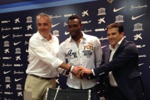 El portero camerun�s en conferencia de prensa con el presidente del cuadro blanquiazul