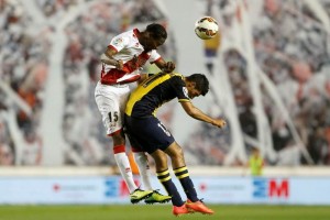 Jim�nez pelea el bal�n con un jugador del rayo Vallecano