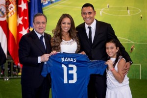 Keylor Navas, nuevo portero del Real Madrid Navas, de 27 aos, mostr su camiseta con el dorsal nmero 13 junto al presidente del club, Florenti