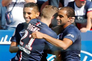 Lucas Moura festeja con sus compa�eros