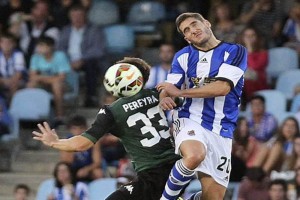 Reaparece Vela en victoria de la Real Sociedad Zaldua, jugador de la Real Sociedad lucha el baln