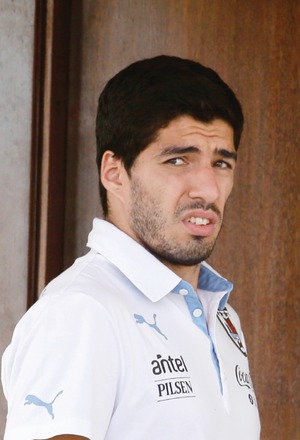 FIFA reitera sanci�n de 8 juegos para Luis Su�rez