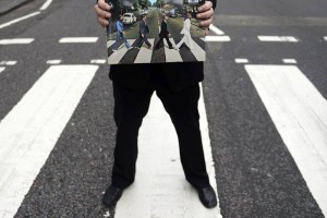 El actor Andrew Lancel sostiene el disco 