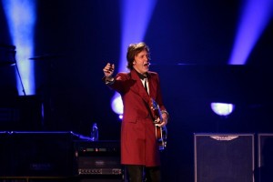 La actuacin de McCartney, que ha interpretado tanto piezas de su repertorio en solitario como de lo