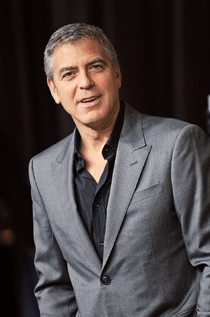 Clooney responde a contrato con 36 rosas