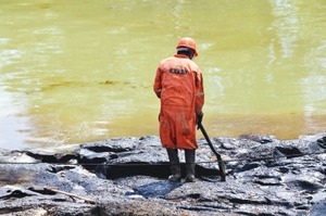 Remueven crudo sin proteccin Remueven crudo sin proteccin