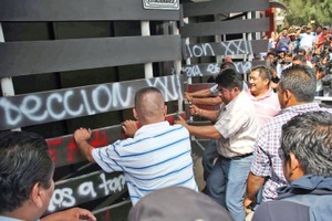 Seccin 22 destruye una oficina del SNTE en Oaxaca