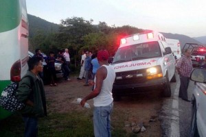 La Cruz Roja de Miahuatln brind auxilio a los pasajeros, uno de ellos herido con bala y varios por