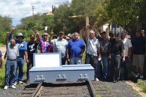 Los manifestantes continuar�n bloqueando el paso del tren, a pesar de que tienen conocimiento de que