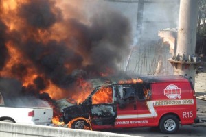Las llamas alcanzaron un veh�culo particular y una unidad de Protecci�n Civil de San Pedro Garza Gar