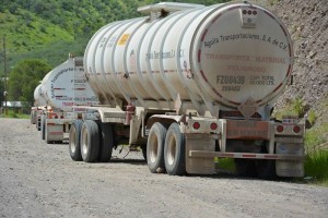 Mantiene operaciones mina pese a bloqueo Los trabajadores de la mina son ingresados por un camino de terracera, a 28 kilmetros al sur de C