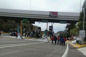 Integrantes de la Seccin 22 del SNTE tomaron este martes la caseta de cobro en San Pablo Huitzo, so